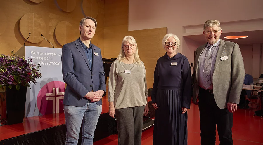 Das gewählte Präsidium v.l.n.r. Oliver Römisch, Lisbeth Sinner, Synodalpräsidentin Sabine Foth, Martin Brändl. Foto: Gottfried Stoppel