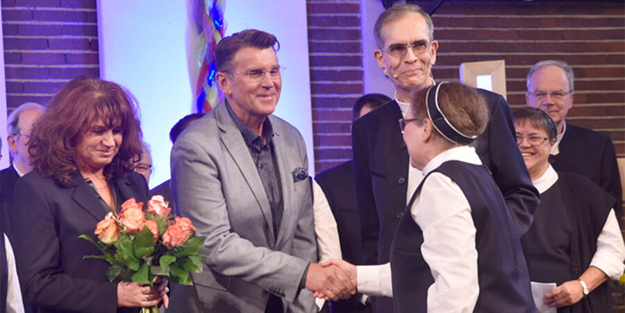 Mitglieder der Kommunität Adelshofen gratulieren dem neuen Leiter ihres Theologischen Seminars, Alexander Stavnichuk (Mitte). Foto: Kommunität und Lebenszentrum Adelshofen