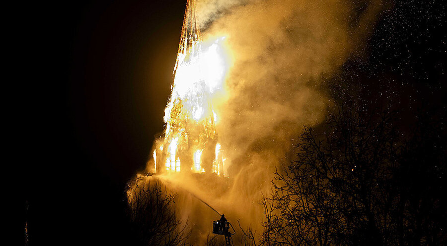 Die Turmspitze der Vondelkirche brannte lichterloh. Foto: picture alliance / ANP