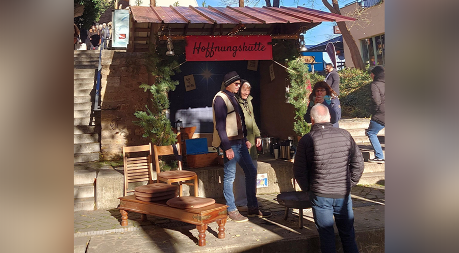 Über 50 Ehrenamtliche engagierten sich an der „Hoffnungshütte“. Foto: IDEA/Ortwin Hadem