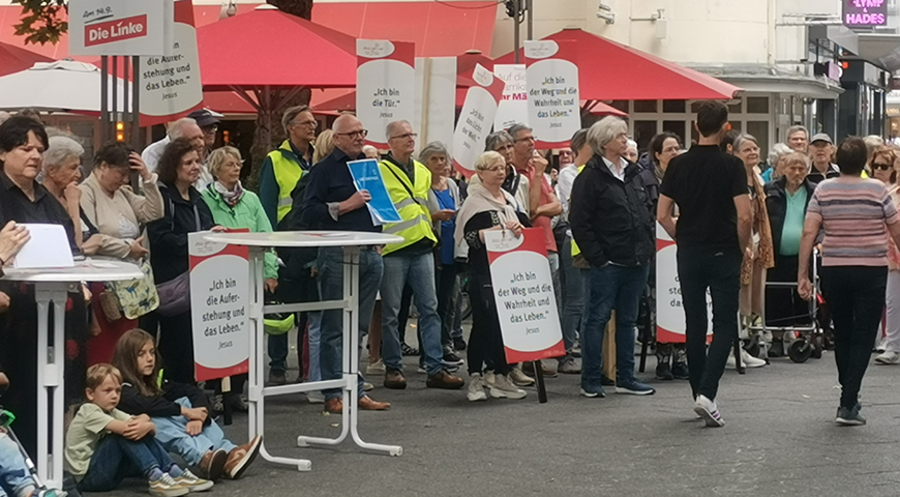 Die „Wallgang“-Teilnehmer zogen mit ihren „Ich bin“-Worten Jesu aus dem Johannesevangelium durch die Krefelder Innenstadt. Foto: Evangelische Allianz Krefeld/Ute Horn