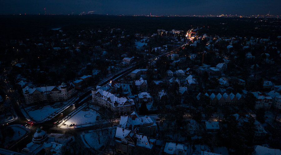 Im Südwesten von Berlin ist seit Tagen der Strom ausgefallen. Drohnenansicht vom Mexikoplatz (unten links) in Berlin Zehlendorf am 5. Januar 2026. Oben rechts ist die Stromversorgung bereits wieder hergestellt. Foto: IMAGO/Emmanuele Contini