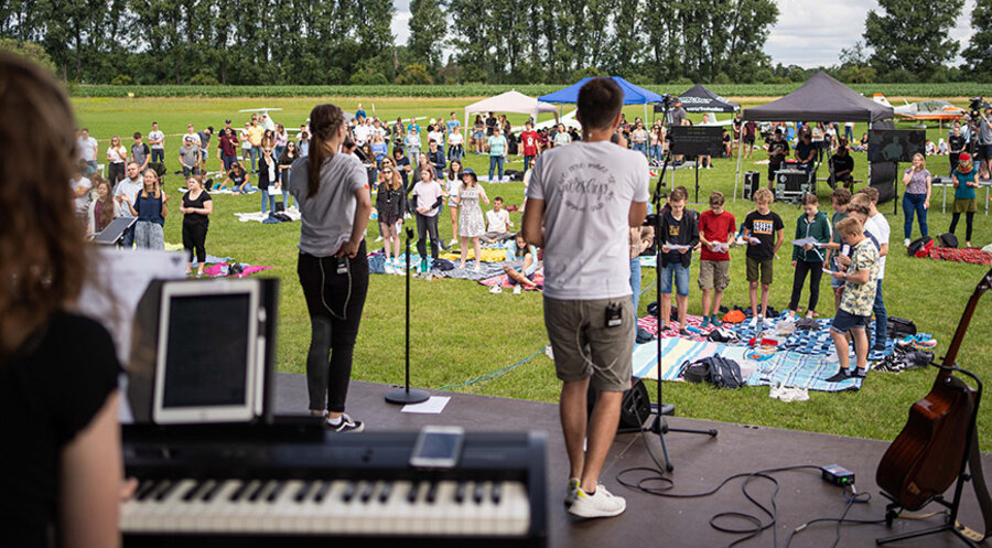 Der Schlussgottesdienst des Badentreffs auf dem Flugfeld in Linkenheim. Foto: Lorenz Lang