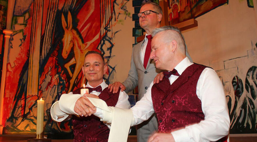 Gemeindepastor Hendrik Kissel leitete den Gottesdienst, in dem sich zwei Männer, Günni und Grzes, das Ja-Wort gaben. Foto: Friedenskirche Berlin-Charlottenburg