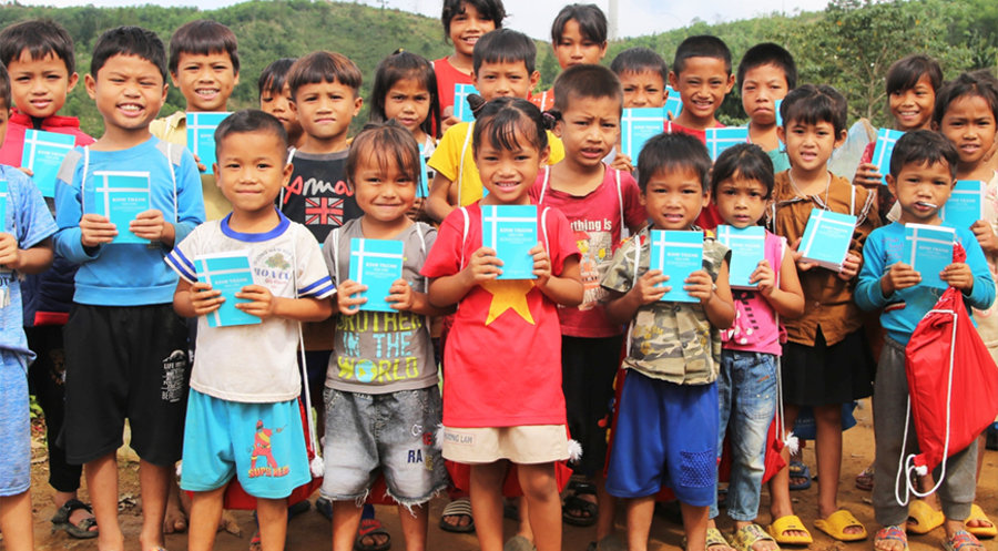 Bibelverbreitung in Vietnam: Verteilaktion für Kinder. Foto: United Bible Societies