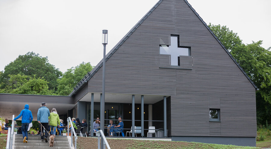 Die „Cafédrale“ auf der Halbinsel Scheid ist ein Begegnungsort der Camping- und Urlauberseelsorge „Kirche unterwegs“ der Evangelischen Kirche von Kurhessen-Waldeck. Foto: medio.tv/Karsten Socher