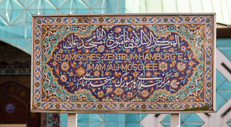 Blick auf ein Schild des Islamischen Zentrums Hamburg. Foto: Picture Alliance/Bodo Marks