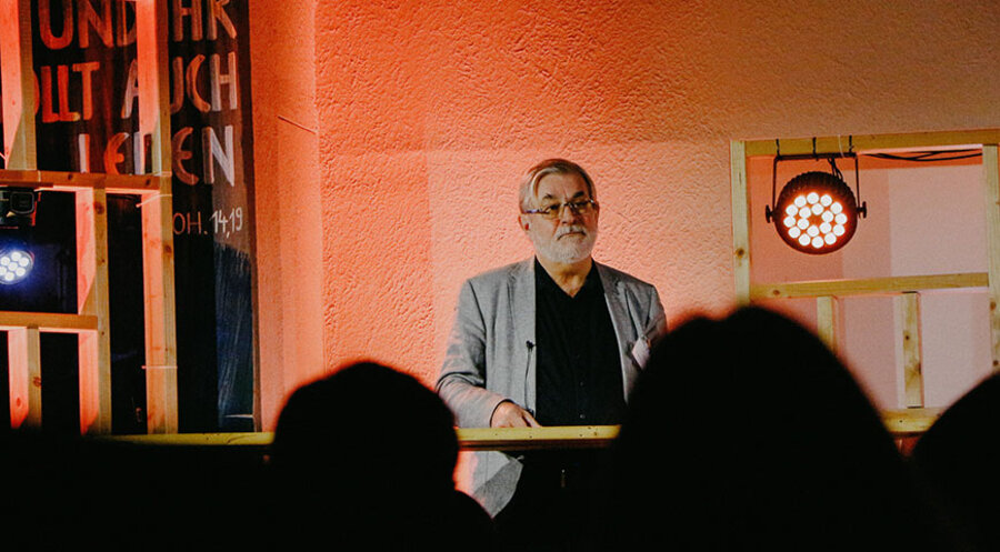„Die Gemeinde Jesu ist berufen, das Amt der Versöhnung in die Welt zu bringen“: Dr. Johannes Reimer während der AmPuls-Konferenz des Bundes Evangelisch-Freikirchlicher Gemeinden (BEFG) in München. Foto: Christopher Klammt/BEFG