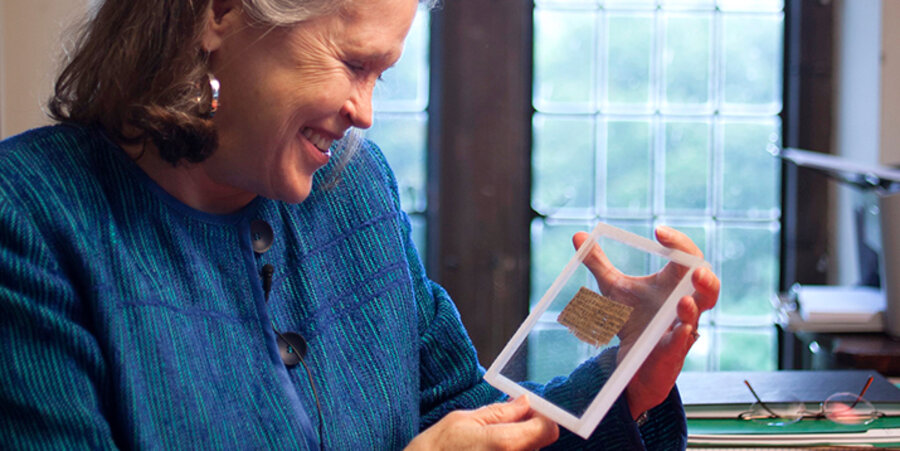Die US-Wissenschaftlerin Karen King mit dem Papyrus-Fragment. Foto: picture-alliance/dpa
