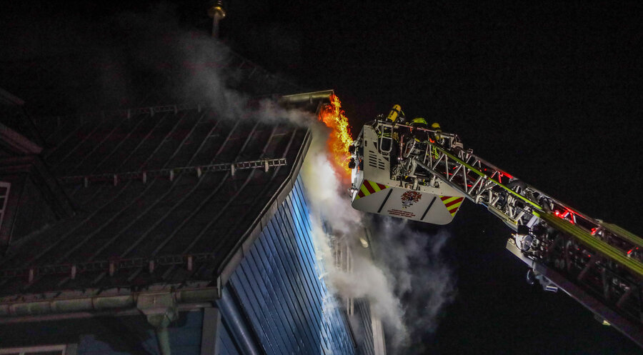 Die eingesetzten Feuerwehren brauchten mehrere Stunden, um das Feuer an der Fassade auf der Ostseite der Kirche zu löschen. Foto: picture alliance/dpa/Frank Neuendorf
