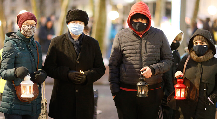 Teilnehmer der Lichterkette von der Internationalen Gesellschaft für Menschenrechte im vergangenen Jahr. Foto: IGFM Hamburg