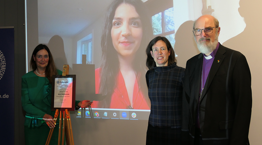 Die Vorsitzende der Stephanus-Stiftung, Michaela Koller (li.) mit Daniela Städter (IDEA-Redaktionsleiterin) und dem Generalsekretär der Weltweiten Evangelischen Allianz, Prof. Thomas Schirrmacher, während der Preisverleihung mit der live aus den USA zugeschalteten Mary Mohammadi. Foto: IGFM