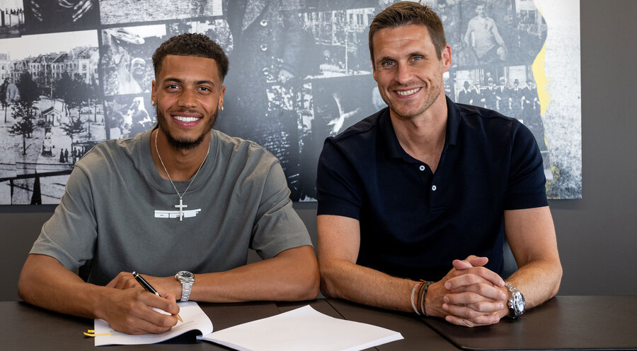 Wechsel zu Borussia Dortmund perfekt: Felix Nmecha und BVB-Sportdirektor Sebastian Kehl bei der Vertragsunterzeichnung. Foto: Borussia Dortmund GmbH & Co. KGaA