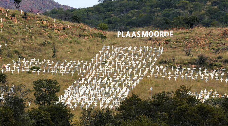 Kreuze auf einem Hügel im südafrikanischen Ysterberg erinnern an weiße Farmer, die ermordet wurden. Foto: picture alliance / ASSOCIATED PRESS | Themba Hadebe