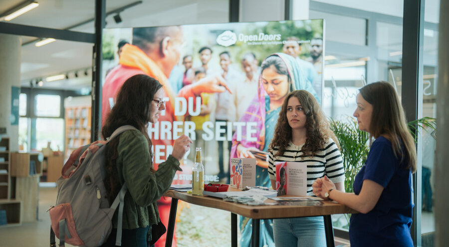 Gemeindeverbände und Werke informierten die Studenten über berufliche Perspektiven im christlichen Bereich. Foto: FTH