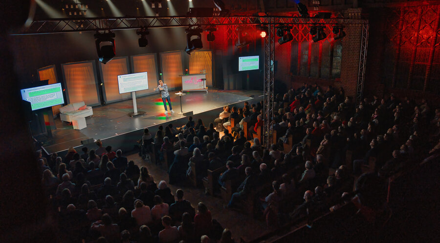 460 Menschen sahen in der Petruskirche in Kiel die Premiere von „Sanela“. Foto: Life on Stage