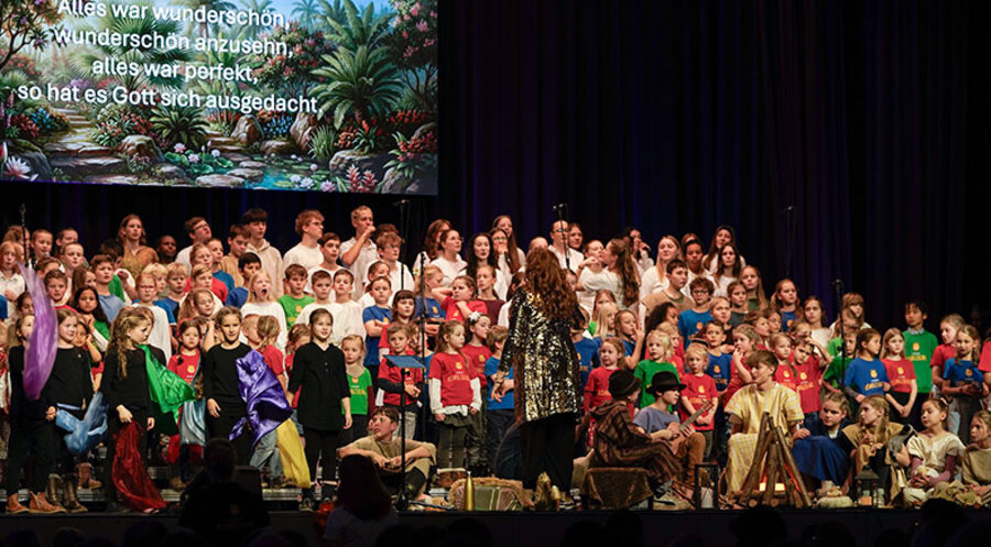 Kinder und Jugendliche aus der Region Wetzlar, Gießen und Butzbach waren beim Musical dabei. Foto: Amy Wechter