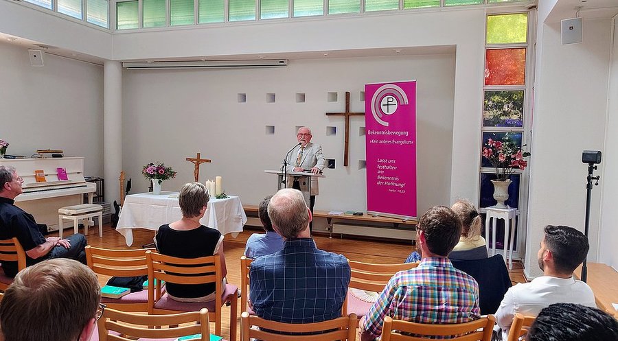 Warnte vor einer um sich greifenden Glaubenslosigkeit unter Christen: Pfarrer Winrich Scheffbuch. Foto: Helmut Schlee