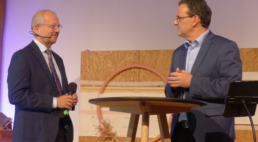 „Gemeinsame Vielfalt mögllich“: Reinhold Strähler von der Evangeliumsgemeinschaft Mittlerer Osten (li.) mit Hilfsbund-Geschäftsführer Andreas Baumann. Foto: Christlicher Hilfsbund im Orient 