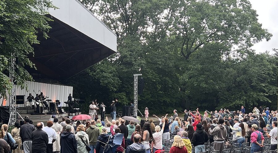 Rund 600 Besucher kamen zum „Worship Festival Hamburg“ in den Stadtpark „Planten un Blomen“. Foto: Detlef Pieper