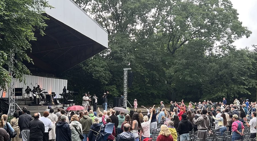 Rund 600 Besucher kamen zum „Worship Festival Hamburg“ in den Stadtpark „Planten un Blomen“. Foto: Detlef Pieper