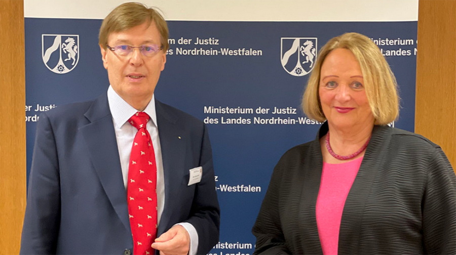 Der nordrhein-westfälische Justizminister Peter Biesenbach und die Antisemitismusbeauftragte des Landes, Sabine Leutheusser-Schnarrenberger. Screenshot: justiz.nrw/ Hilal Tanrisever 