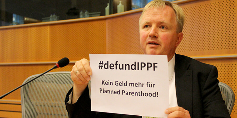 Hat anlässlich einer Veranstaltung der Skandalorganisation „Planned Parenthood“ im Europaparlament klare Worte gefunden: Europaabgeordneter Arne Gericke (Familien-Partei) fordert den sofortigen Stopp aller EU-Fördergelder für IPPF Europa. Foto: Pri