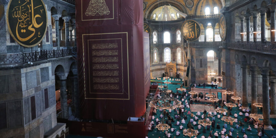 In der Hagia Sophia in Istanbul hat am 24. Juli das erste muslimische Gebet seit 86 Jahren stattgefunden. Foto: picture-alliance/AA|Mustafa Kamaci
