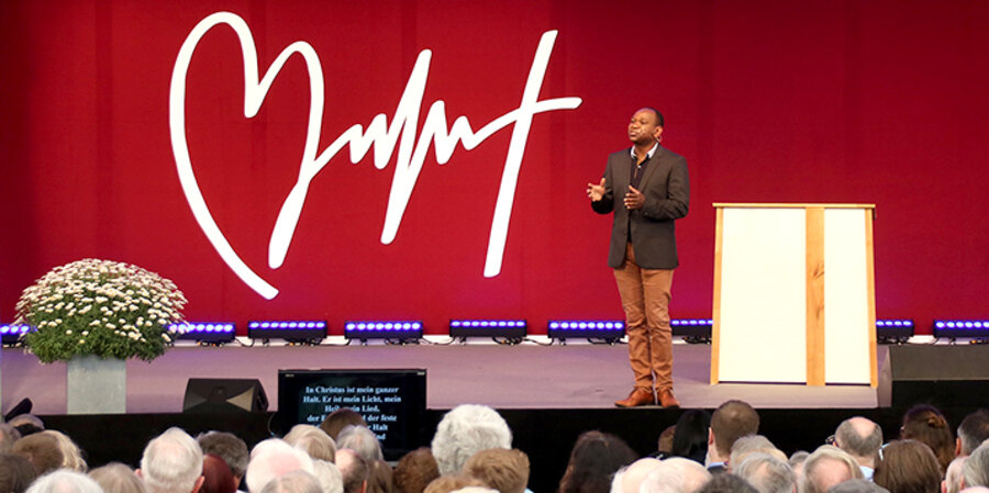 Der Leiter des Europäischen Instituts für Migration, Integration und Islamthemen in Korntal bei Stuttgart, Yassir Eric, beim Pfingstmissionsfest der Liebenzeller Mission am 4. Juni in Bad Liebenzell. Foto: Liebenzeller Mission