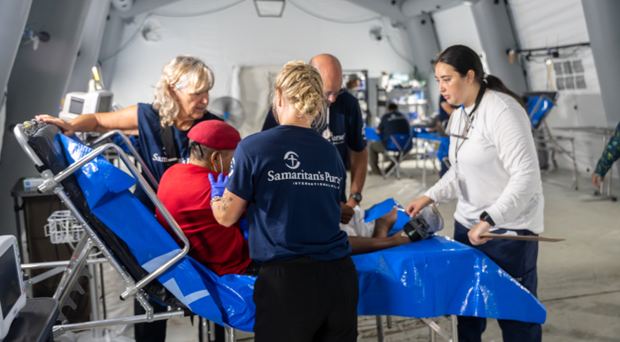 Ein Patient wird im Feldkrankenhaus in La Guaira von Mitarbeitern von Samaritan’s Purse behandelt. Foto: Samaritan’s Purse
