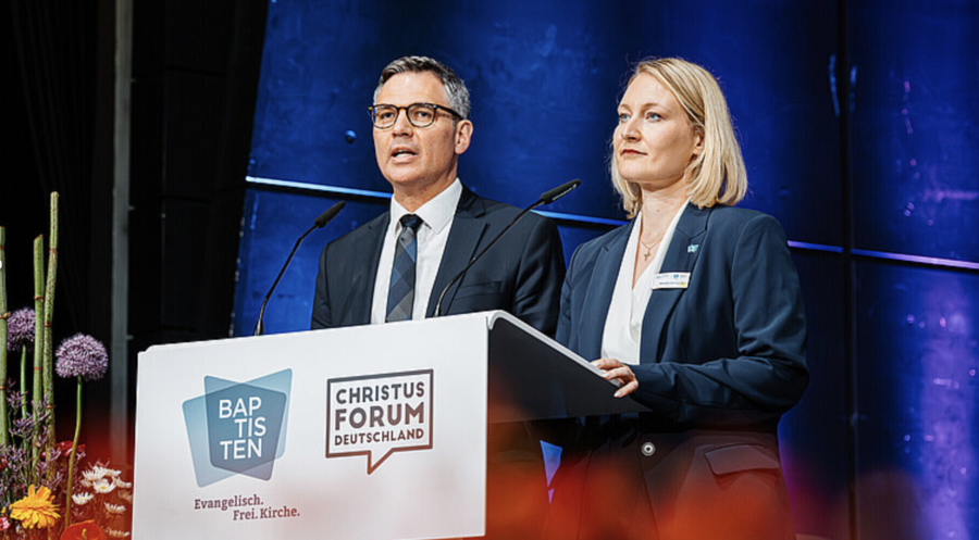BEFG-Generalsekretär Maximilian Zimmermann und BEFG-Präsidentin Natalie Georgi auf der Bundesratstagung in Kassel. Foto: David Vogt