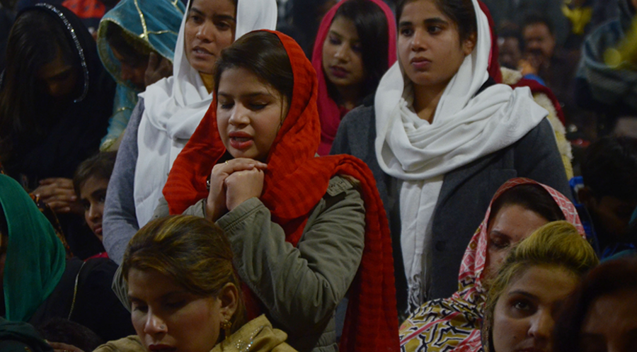 Pakistanische Christen während einer Abendmesse in Punjab: „Systematisches Muster von mafiöser Gewalt, religiöser Verfolgung und staatlicher Nachlässigkeit“. Foto: picture alliance ZUMAPRESS.com/Rana Sajid Hussain