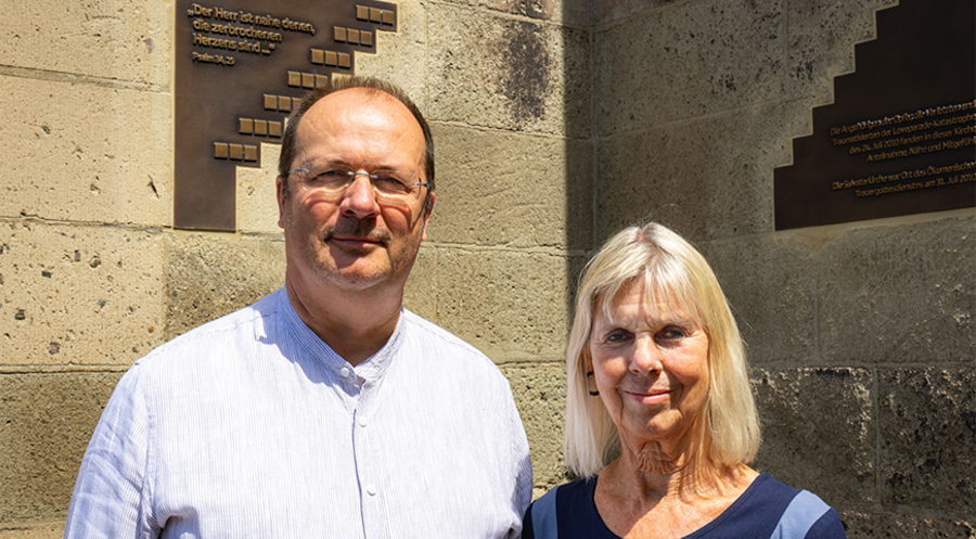 Martin Winterberg, Pfarrer an der Salvatorkirche, und Ulrike Stender, Vorstandsmitglied der Stiftung „Duisburg 24.7.2010“, präsentieren der Öffentlichkeit die zweiteilige Gedenktafel. Foto: Rolf Schotsch 
