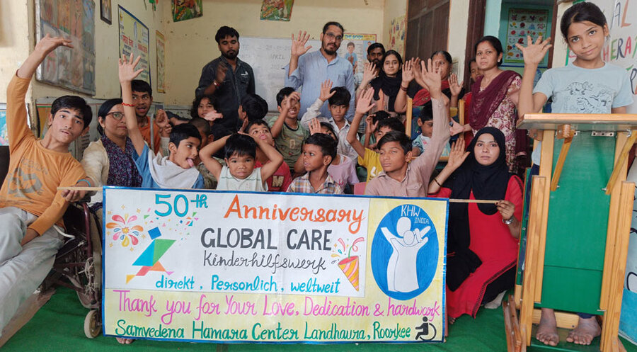 Patenkinder aus Nordindien feiern das Jubiläum von Global Care. Foto: Global Care