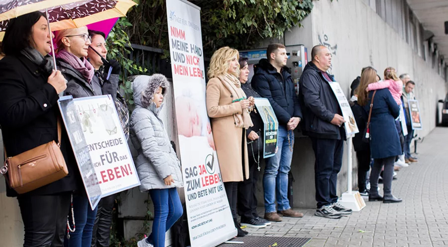 Bis 2019 hatten sich zweimal im Jahr etwa 20 Christen vor dem Gebäude von „Pro Familia“ versammelt, um für Frauen zu beten. Foto: Kiko Sotto