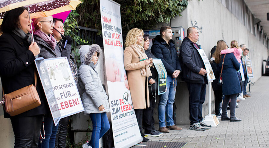 Bis 2019 hatten sich zweimal im Jahr etwa 20 Christen vor dem Gebäude von „Pro Familia“ versammelt, um für Frauen zu beten. Foto: Kiko Sotto
