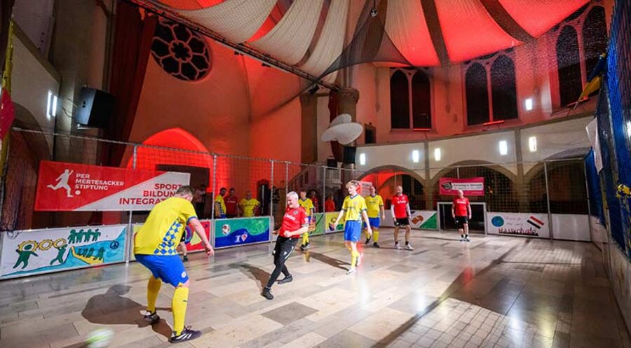 Das kirchliche Personal aus Hannover und Braunschweig spielte gegeneinander. Foto: picture-alliance/dpa|Julian Stratenschulte