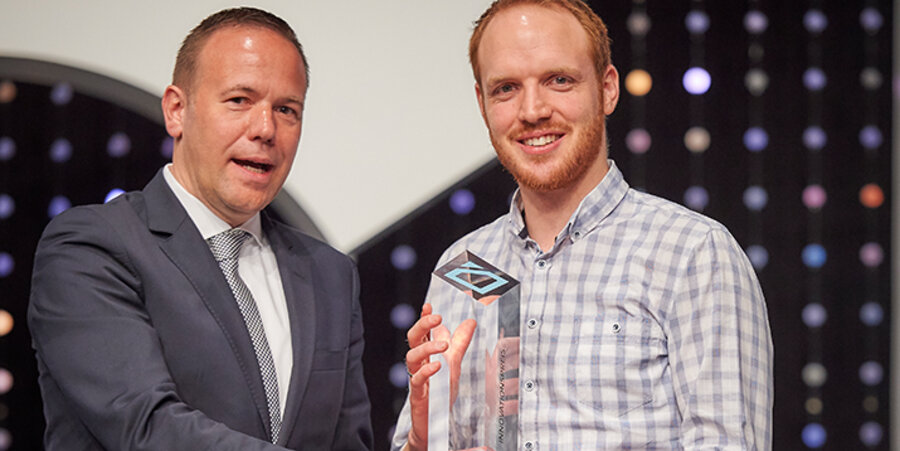Der 31-jährige Theologen Amin Josua (rechts) erhält zum ersten Mal den Innovationspreis des Kongresses Christlicher Führungskräfte. Foto: idea/Wolgang Köbke