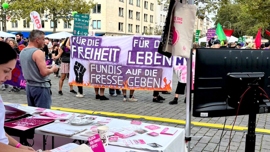 Es blieb in Köln nicht bei der Androhung von Gewalt wie hier beim Infostand von „sundaysforlife“. Foto: sundaysforlife