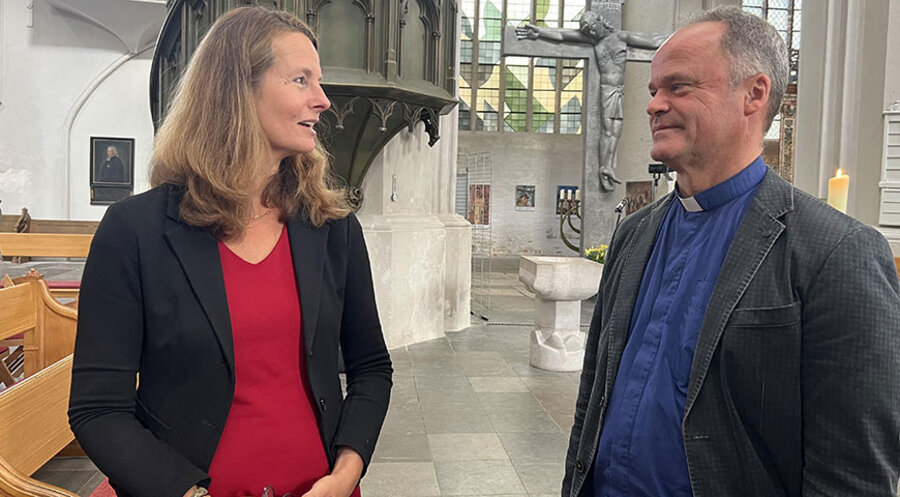 Ministerin Bettina Martin und Bischof Tilman Jeremias im Greifswalder Dom. Foto: Nordkirche