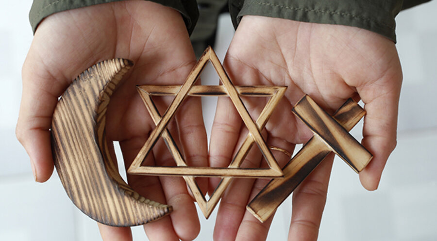 Unter den Mitgliedern der christlichen Konfessionen befinden die landeskirchlichen Protestanten und die Katholiken am häufigsten, dass man keine religiösen Witze machen sollte. Symbolfoto: picture alliance/photononstop