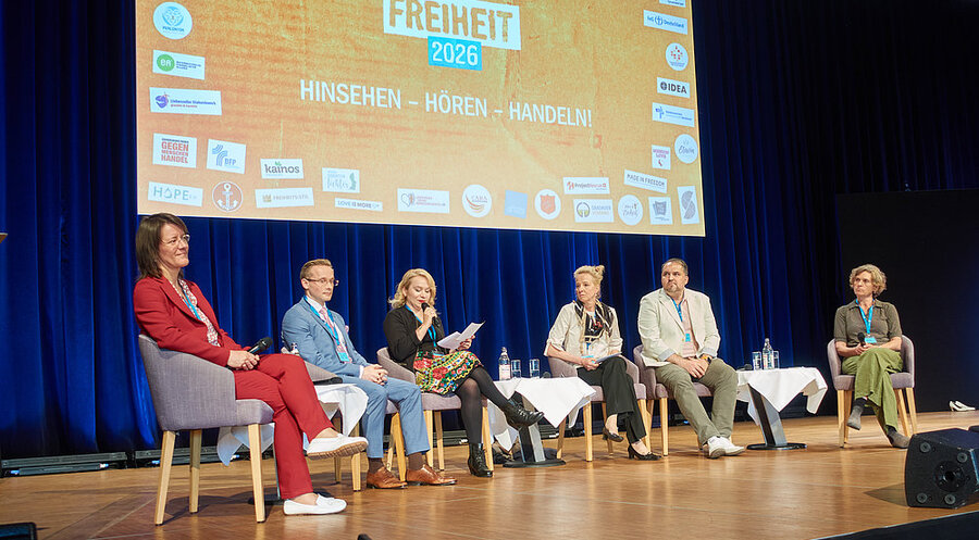 Teilnehmer der Podiumsdiskussion (v.l.): Brigitte Schmid-Hagenmeyer, Jakob Drobnik, Moderatorin Huschke Mau, Uta Beyer, Christian Gehring und Ursula Mayr. Foto: Christliches Gästezentrum Schönblick