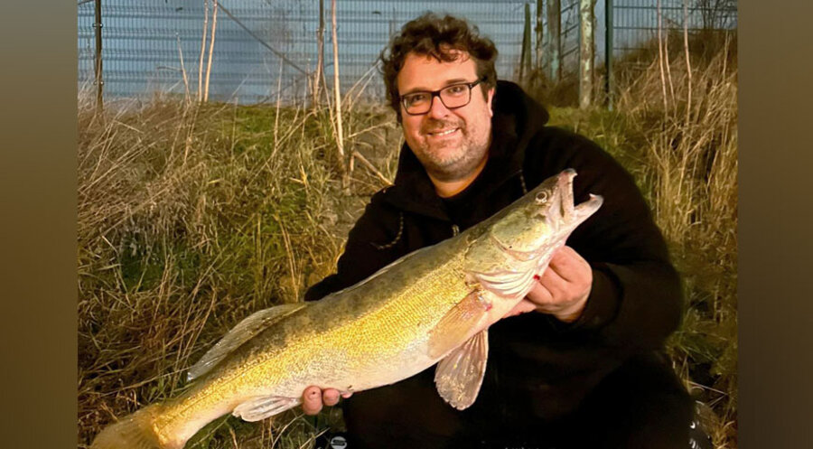 Sven Batram mit einem Zander. Foto: privat
