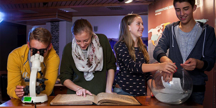 Jugendliche Ausstellungsbesucher. Foto: Bibelschule Brake