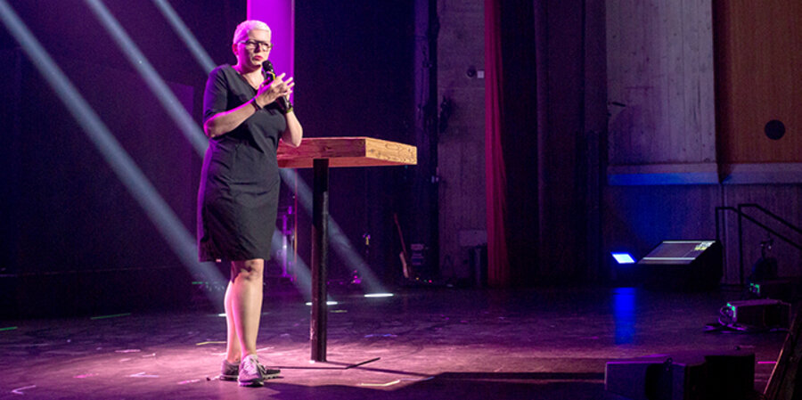 Die Designerin Eva Jung auf der „Schön-Konferenz“. Foto: schoenkonferenz.org