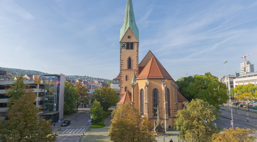 Die Stuttgarter Leonhardskirche – heir fand der „CSD-Gottesdienst“ statt. Foto: picture alliance / imageBROKER | Wolfgang Diederich