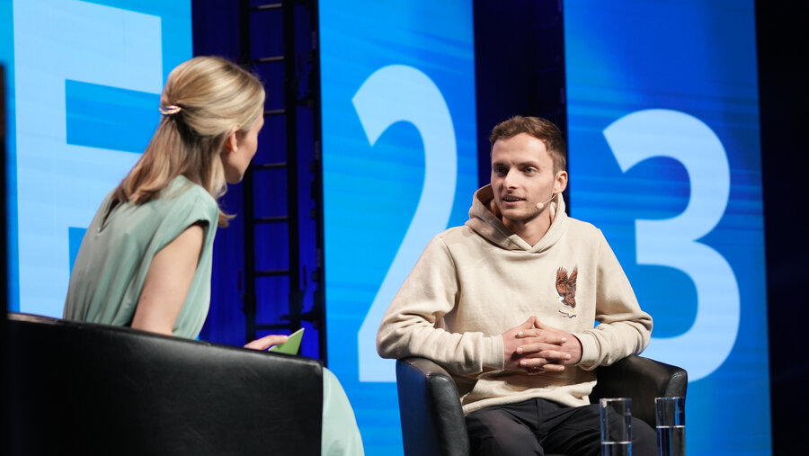 Der Youtuber Johannes Mickenbecker mit Moderatorin Doro Plutte. Foto: IDEA/Markus Pletz