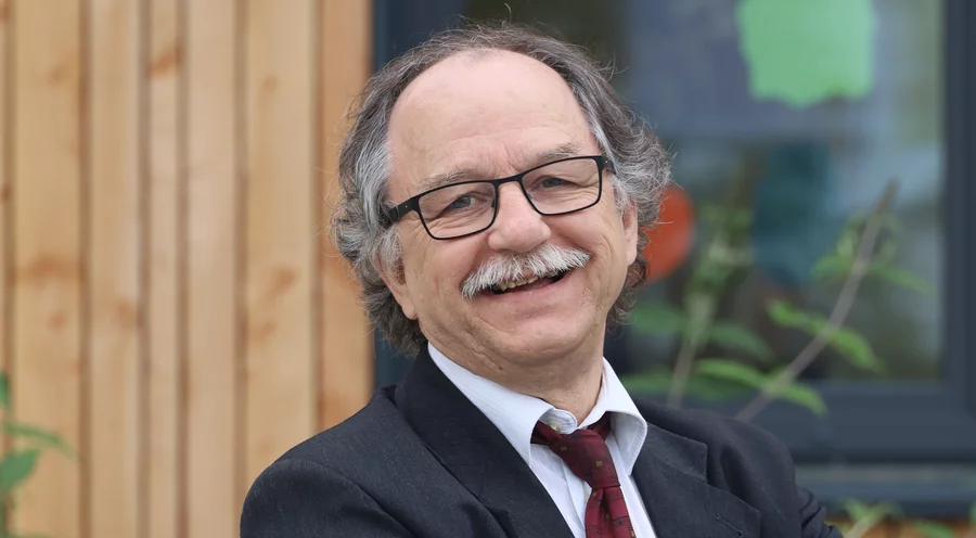 Walter Rudolph (68) hat zwei christliche Schulen ins Leben gerufen. Foto: Privat