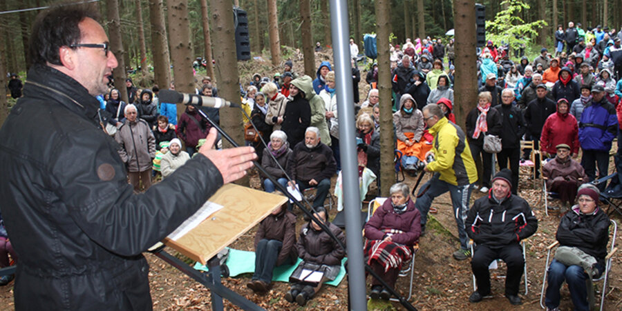 Trotz eisiger Temperaturen kamen rund 1.500 Christen zum Freiluftgottesdienst nach Stützengrün. Der Evangelist Lutz Scheufler sprach zu den Besuchern. Foto: Eberhard Mädler