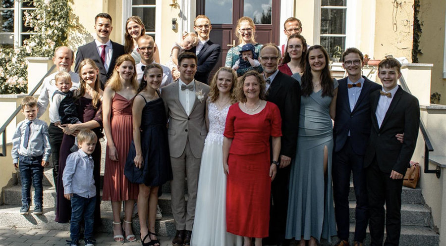Das Ehepaar Volker und Christiane Seitz mit ihrer Großfamilie. Foto: ELFAC